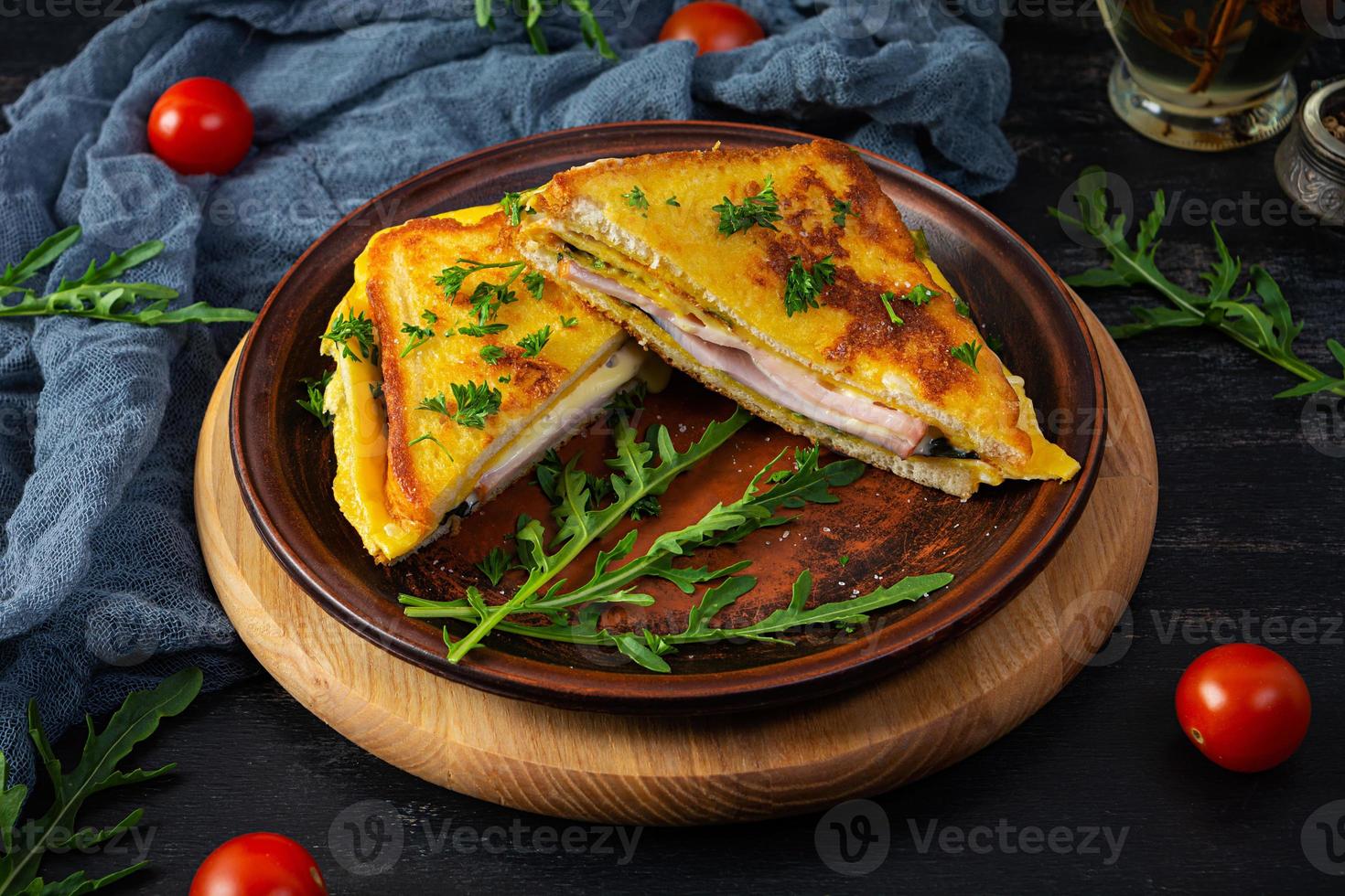 tostadas asadas en huevos revueltos con jamón, hierbas y queso cheddar. delicioso sándwich de desayuno a la parrilla foto