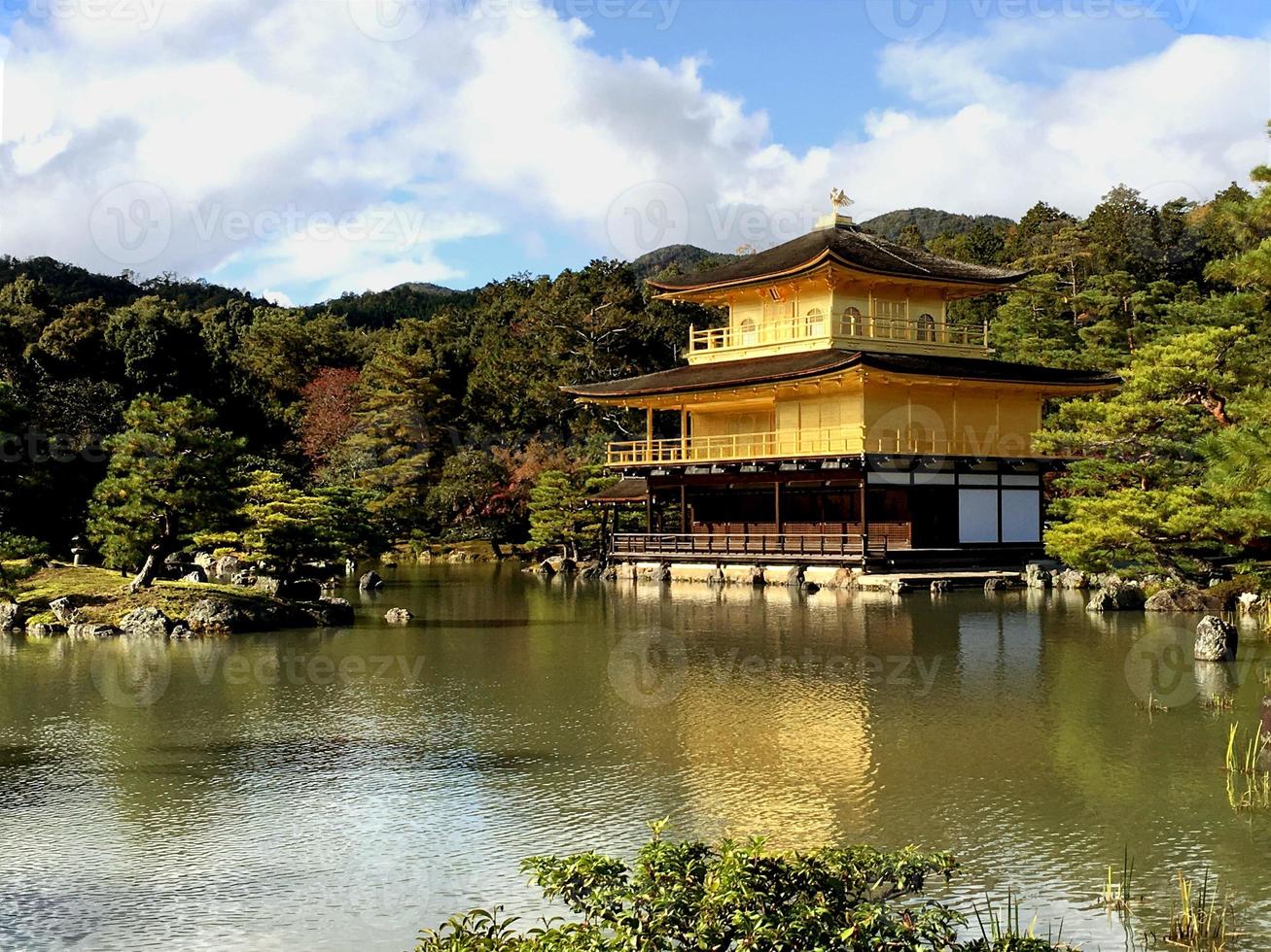 salón del templo dorado en el templo kinkakuji bajo un cielo azul brillante foto