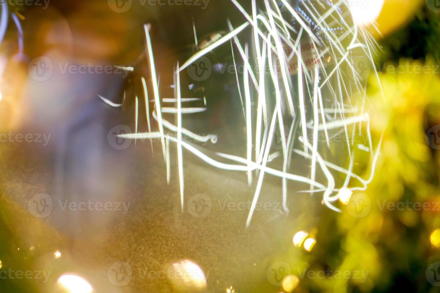 borrosa de bolas de cristal con iluminación de reflexión decorada en pino el día de navidad con fondo borroso. foto