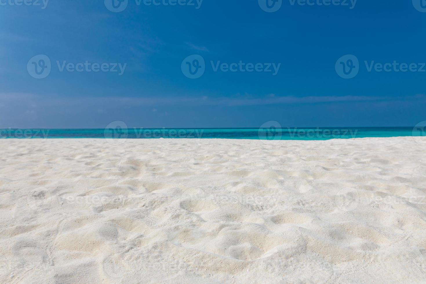 Perfecta idílica playa tropical de arena blanca y aguas turquesas claras del océano fondo natural de vacaciones de verano con cielo azul soleado foto