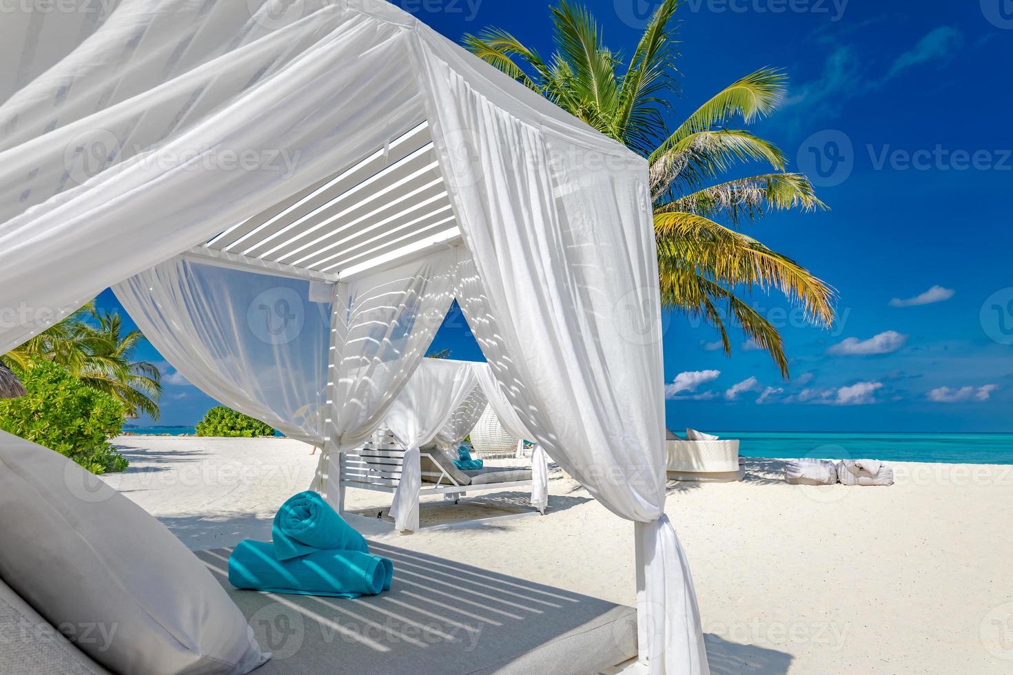 increíble fondo de vacaciones de verano. paisaje de lujo de playa con dosel de playa blanca y tumbonas. relajante isla paradisíaca, lujoso paisaje tropical. escena de ensueño, playa de la serenidad, dosel del salón foto