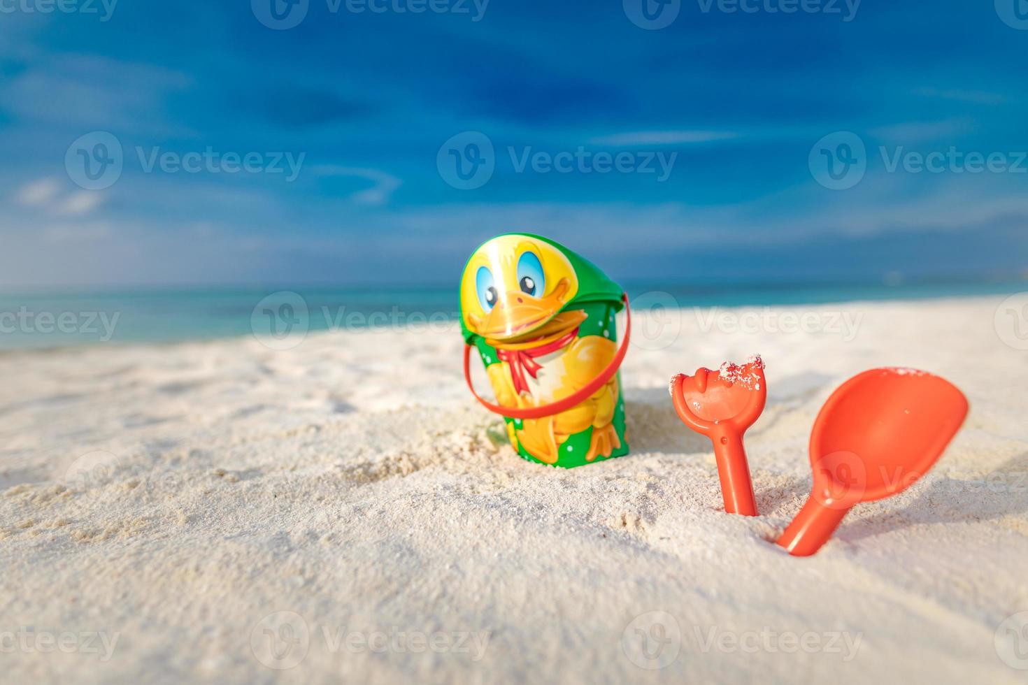 juguetes de playa para niños: baldes, palas y palas en la arena en un día soleado. vacaciones en la playa de la isla tópica, fondo de turismo. lindos juguetes de playa foto