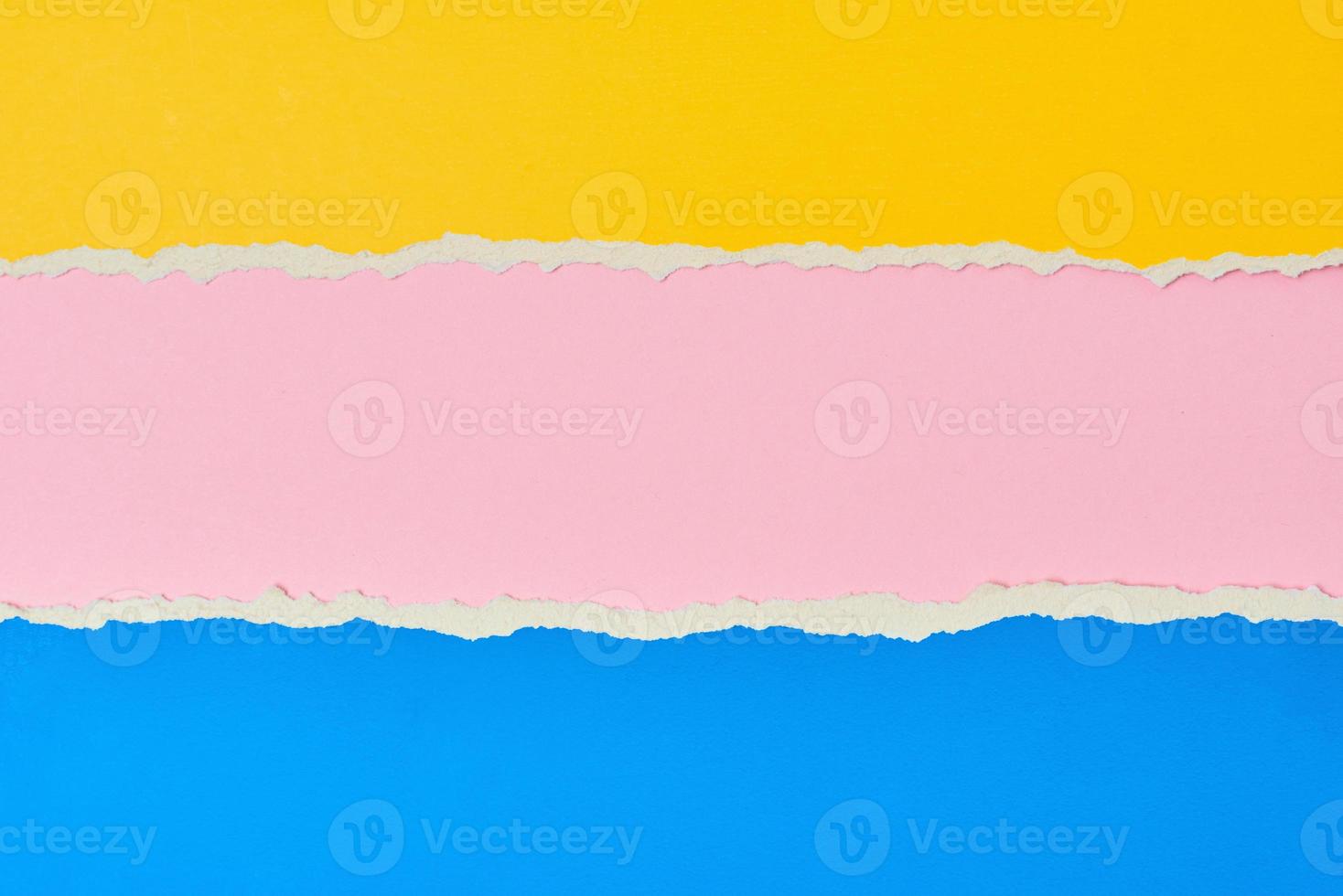 borde de papel rasgado con un espacio de copia, fondo de color rosa, amarillo y azul foto