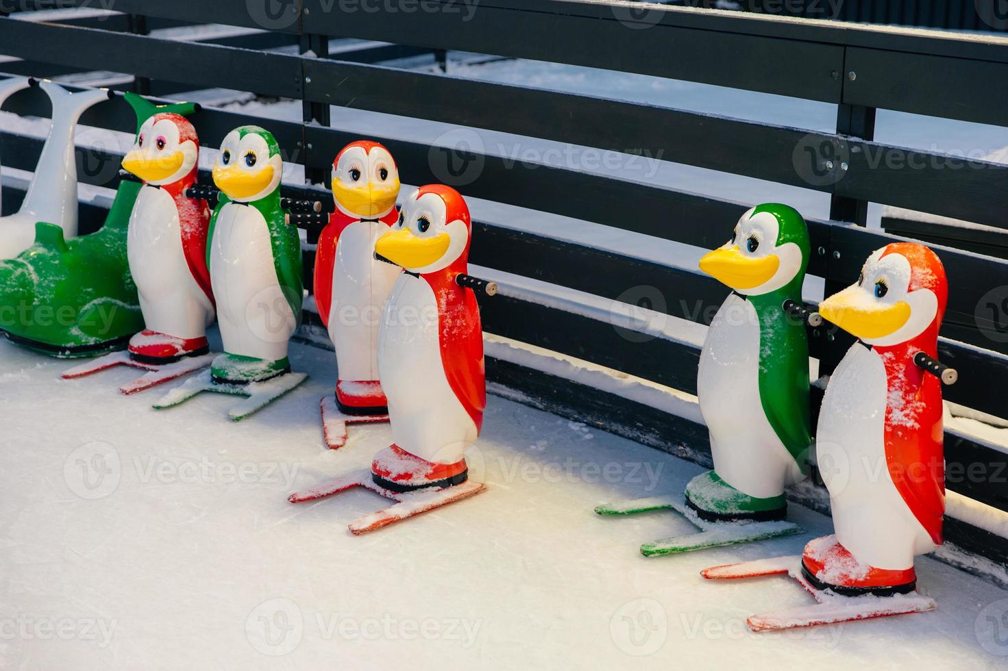 toma de figuras coloridas en forma de pingüinos, necesarias para patinar en la pista de hielo, ayudar a las personas a mantener el equilibrio y no caerse y lesionarse foto