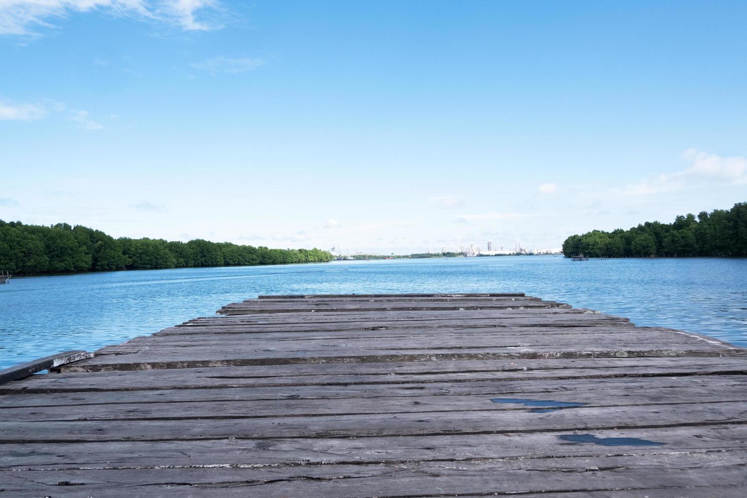 final del puente de madera sobre el mar para que los barcos de pesca se apoyen, relaje el concepto fotográfico para el producto de viaje foto