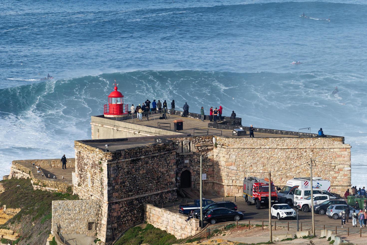 nazare, portugal 7 de noviembre de 2022 personas viendo las grandes