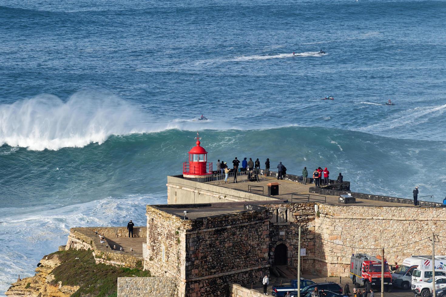 nazare, portugal 7 de noviembre de 2022 personas viendo las grandes