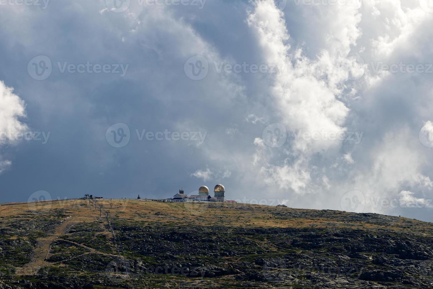 vista sobre torre en serra da estrela, el pico más alto de portugal continental. viajar por el mundo y conectar con la naturaleza. destinos asombrosos. centro de esquí en invierno. foto