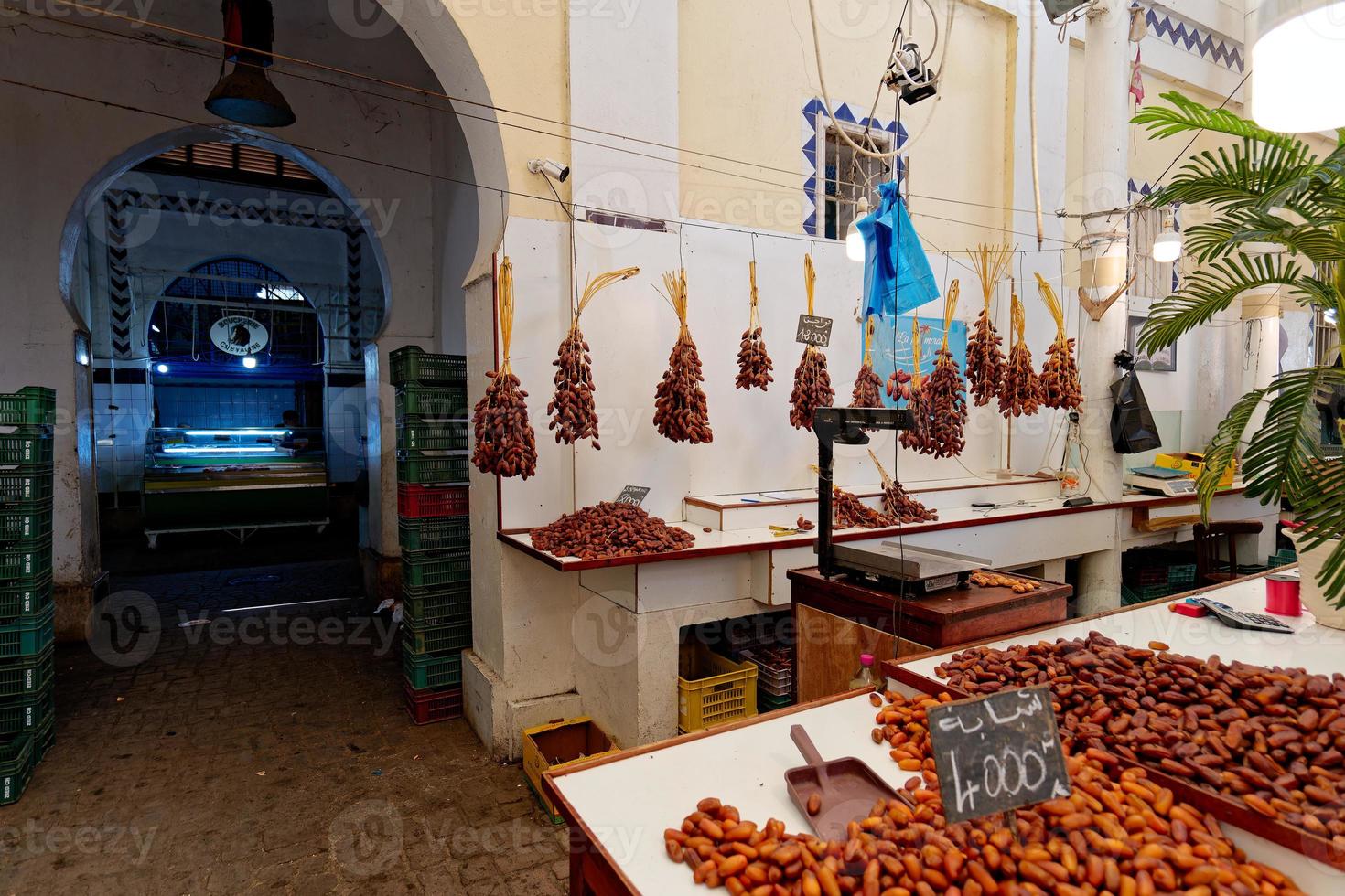 Los dátiles se venden en el mercado central de Túnez. El mercado central de Túnez es uno de los lugares comerciales más importantes del centro de Túnez. foto