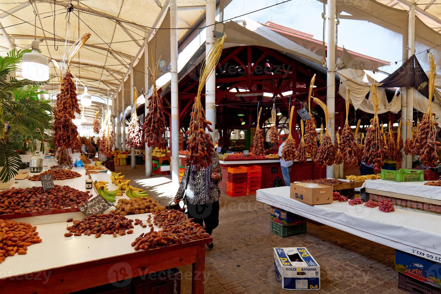 túnez, túnez 2022.09.30 dátiles que se venden en el mercado central de túnez. el mercado central de túnez es uno de los lugares comerciales más importantes del centro de túnez. foto