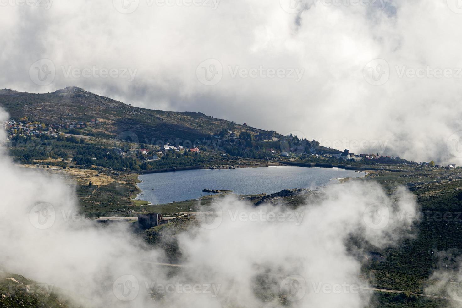 vista sobre el paisaje de serra da estrela con un lago y casas alrededor. montaña más alta de portugal continental. viajar por el mundo y conectar con la naturaleza. destinos asombrosos. foto