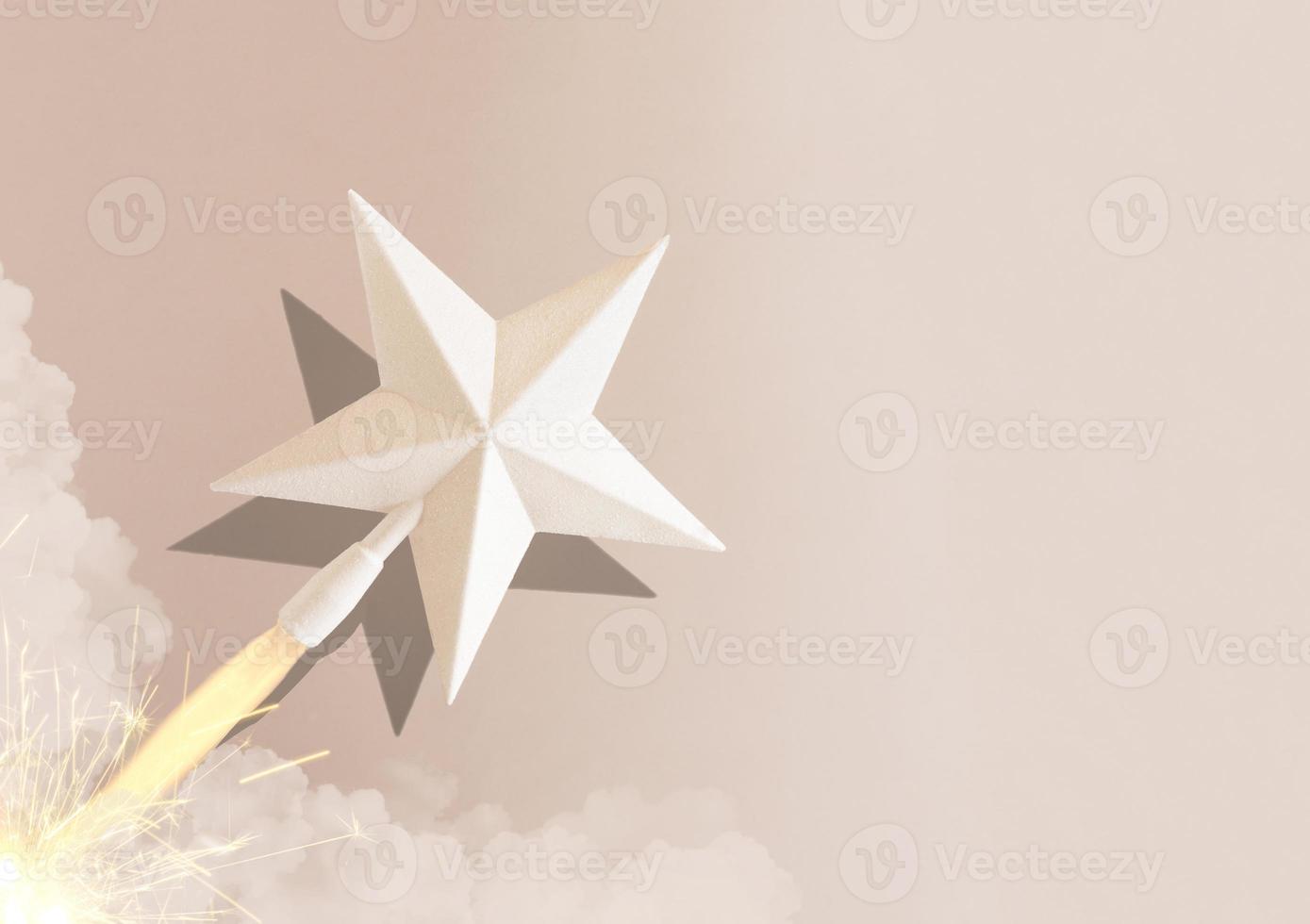 lanzamiento de la estrella de navidad blanca. concepto mínimo sobre fondo beige con espacio de copia. foto