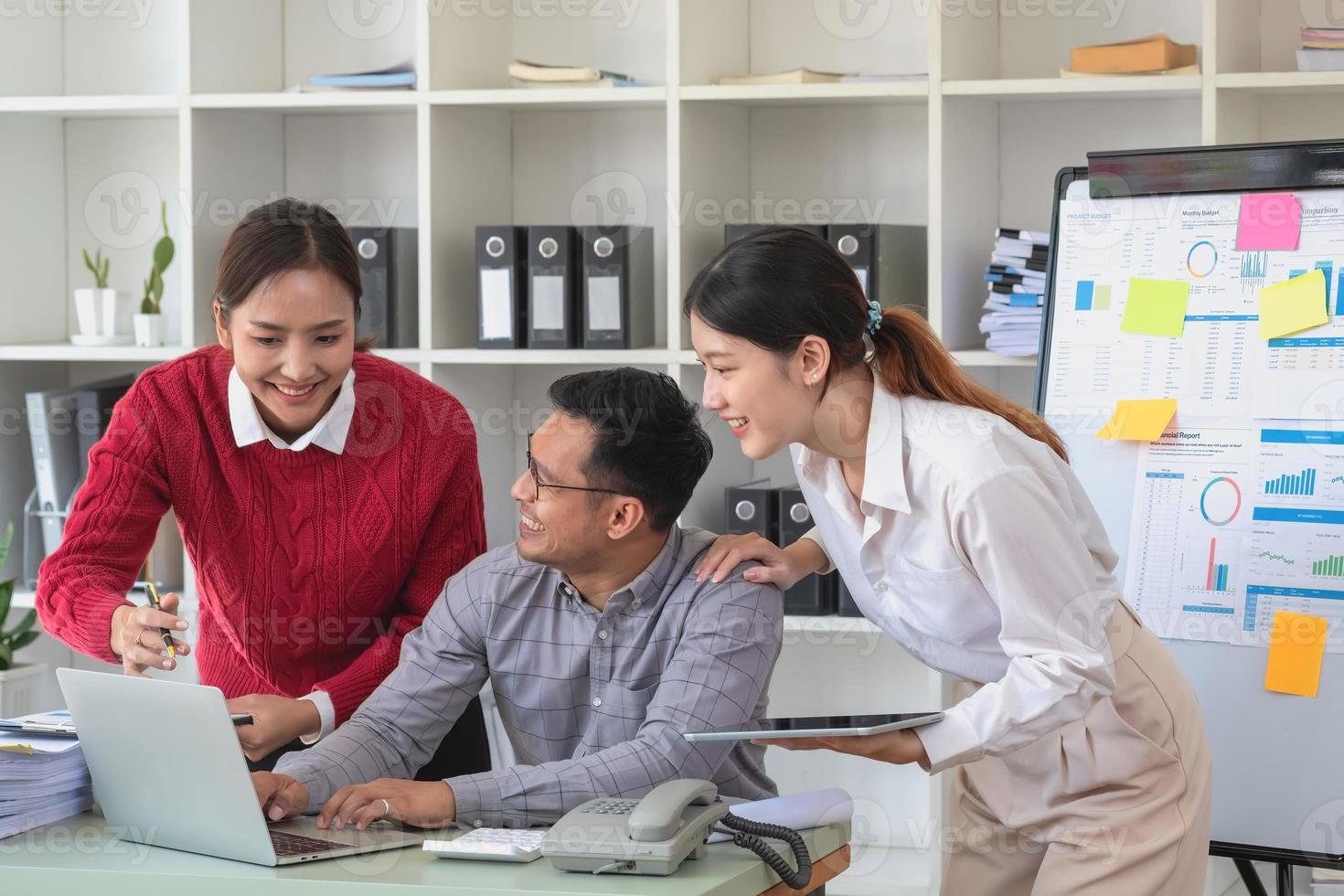 contador, hombre de negocios, la empresa es un equipo de especialistas en marketing que analiza las ganancias de la empresa utilizando gráficos y calculadoras de computadoras portátiles. foto