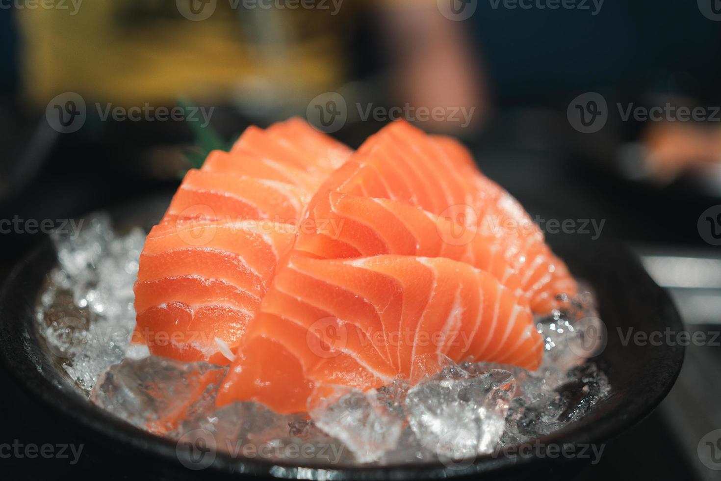 Rebanada de sashimi de salmón fresco servido en hielo. comida tradicional japonesa o con pocas calorías. foto