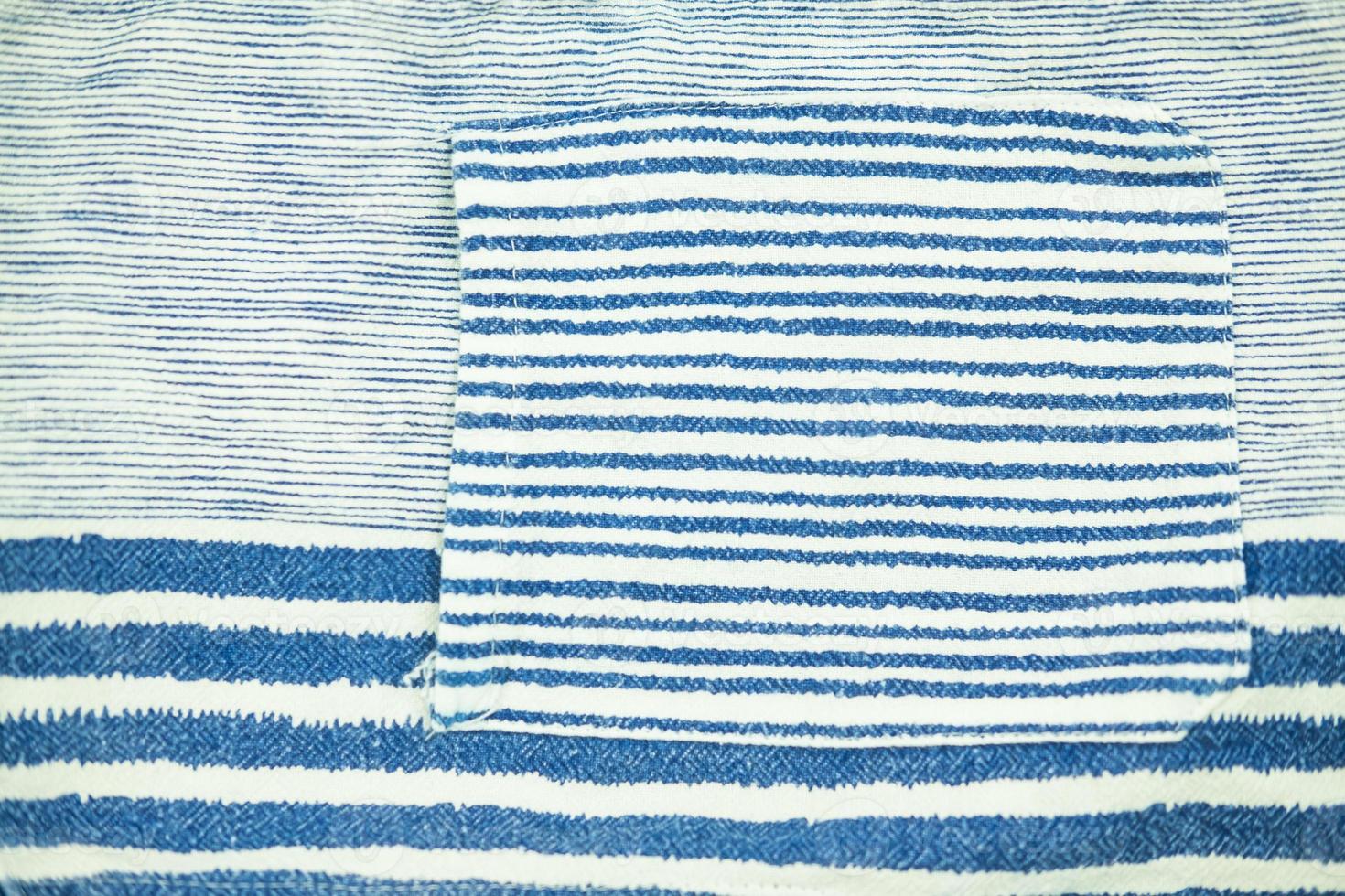 primer plano del bolsillo con camisa a rayas blancas y azules foto