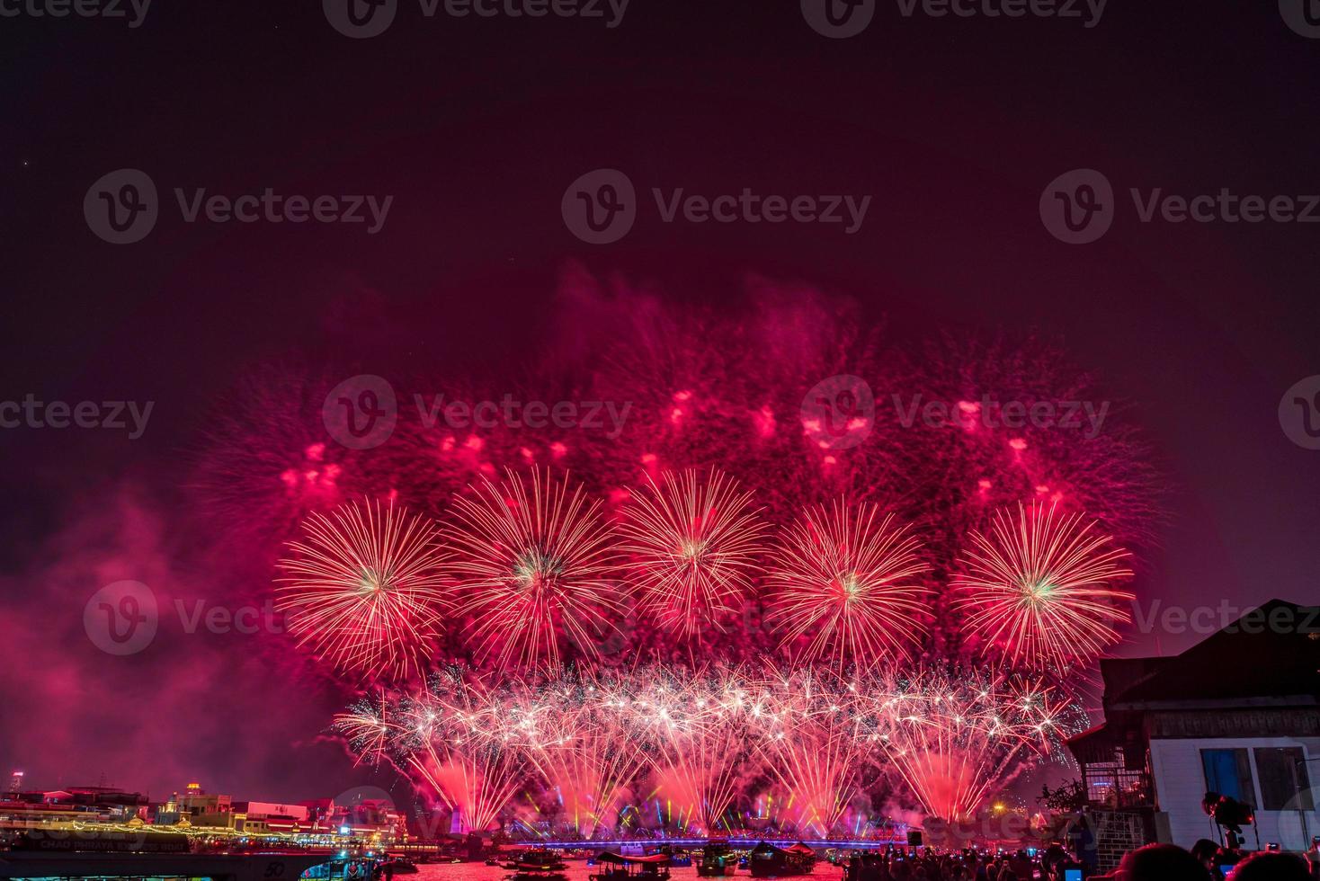 coloridos fuegos artificiales de vijit chao phraya en buddhayodfa chulalok maharat bridge, bangkok, tailandia. foto