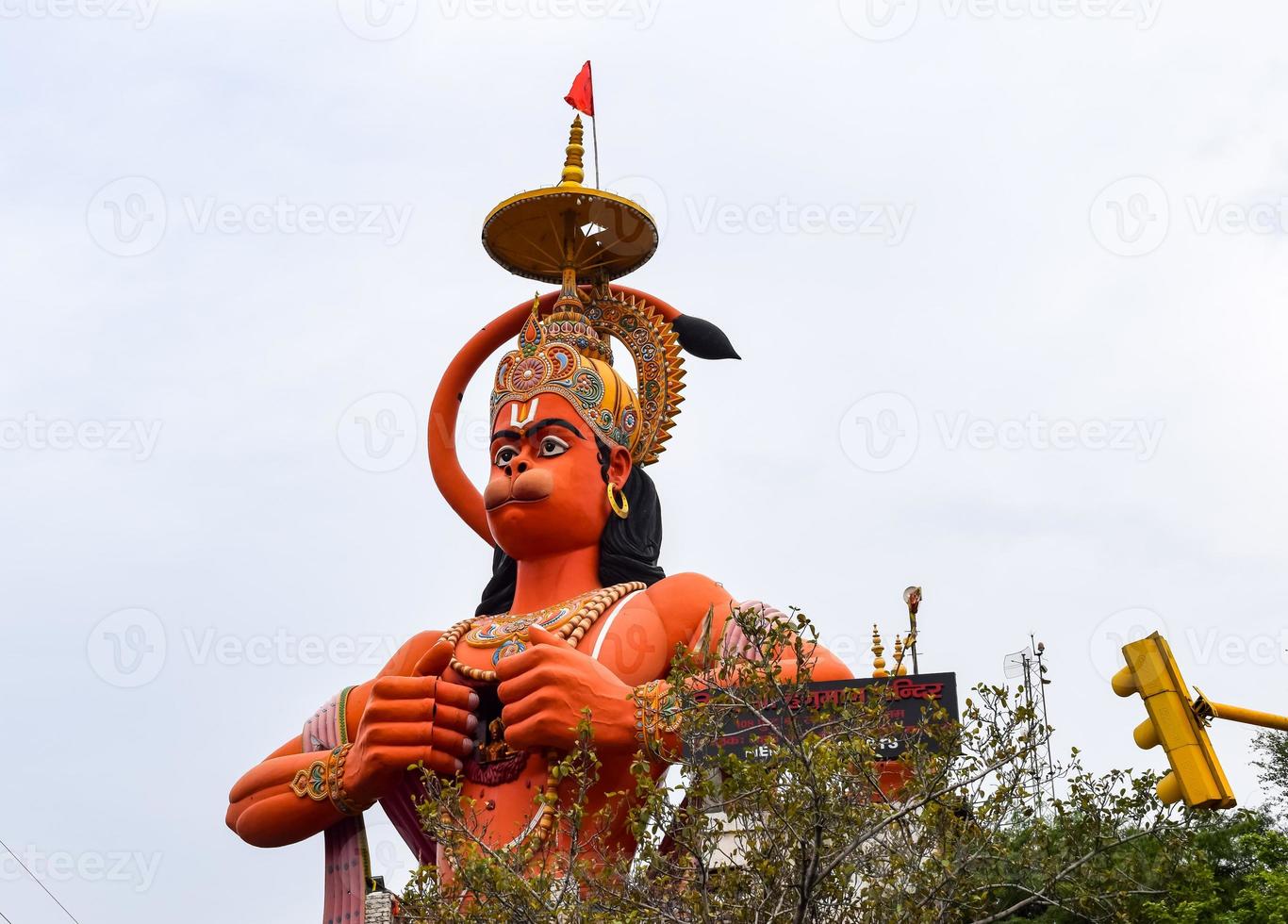 gran estatua de lord hanuman cerca del puente del metro de delhi situado cerca de karol bagh, delhi, india, lord hanuman gran estatua tocando el cielo foto