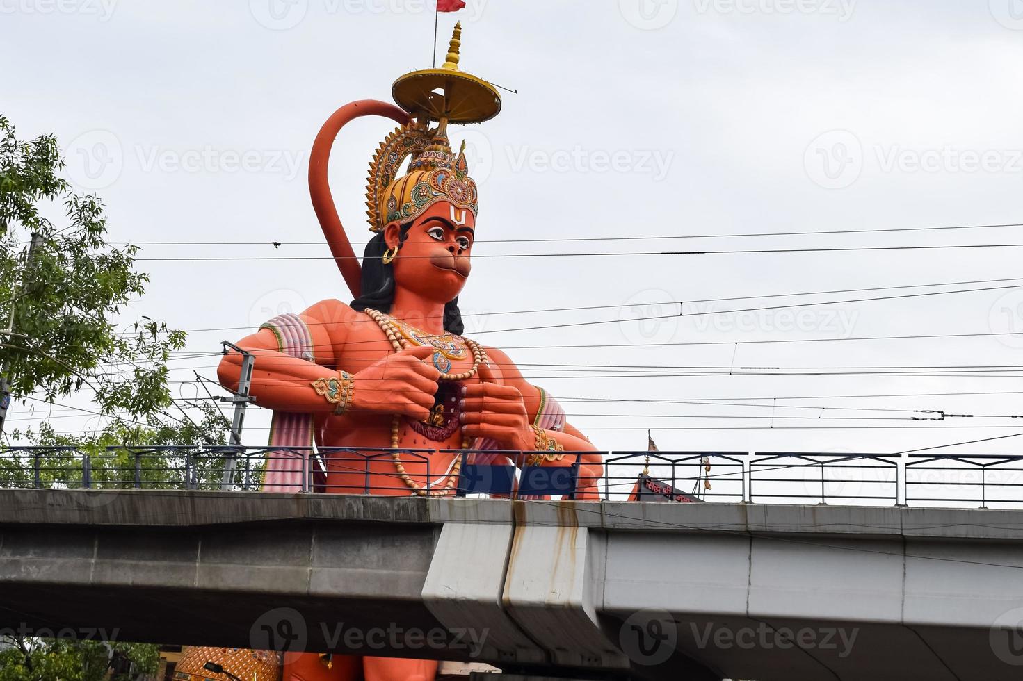 gran estatua de lord hanuman cerca del puente del metro de delhi situado cerca de karol bagh, delhi, india, lord hanuman gran estatua tocando el cielo foto