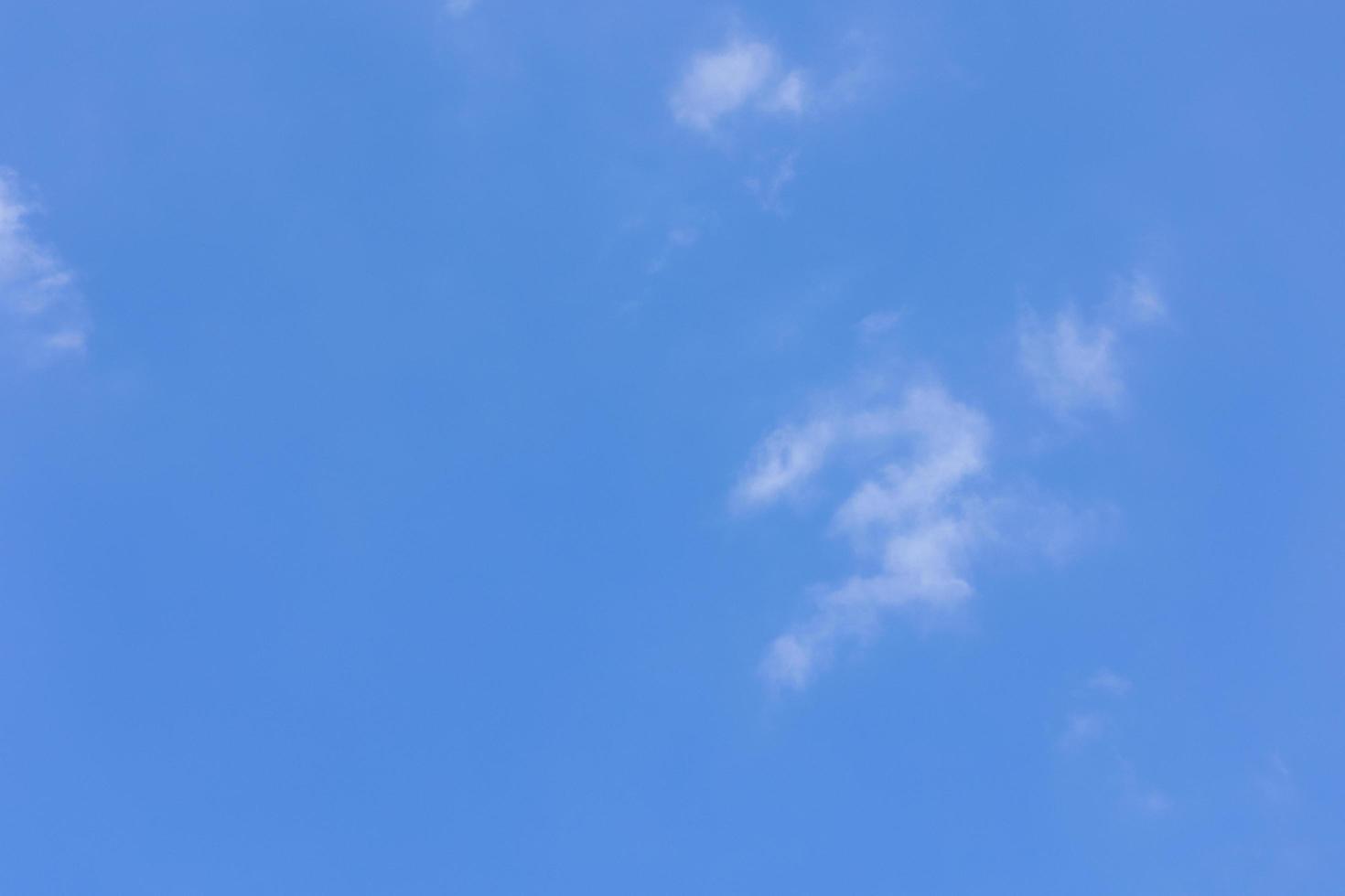 cielo y nubes con luz suave del sol foto