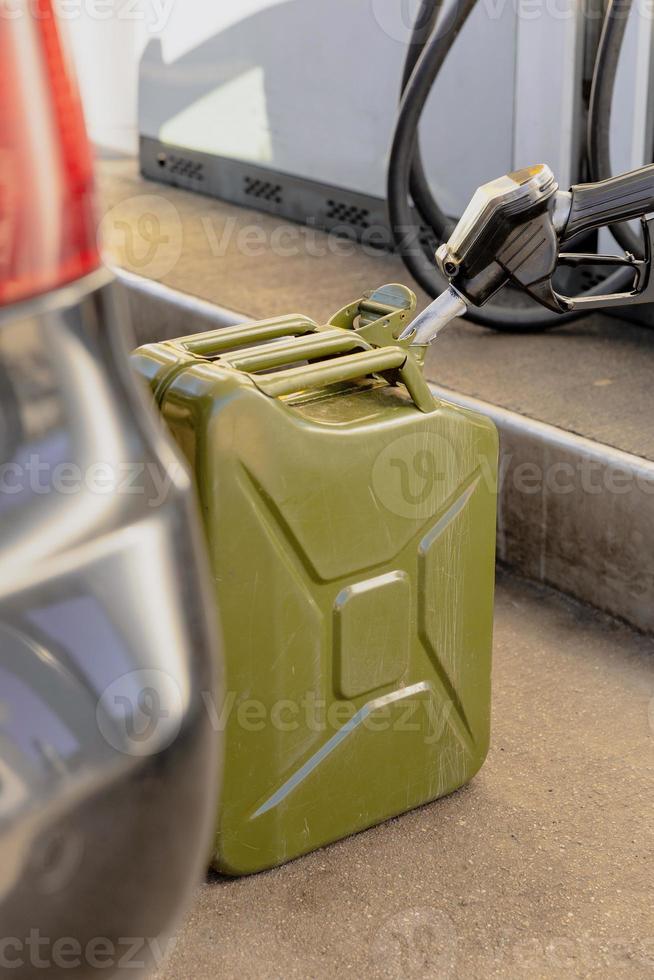 rellenando el bote con combustible en la gasolinera. vista de cerca el combustible, la gasolina, el diesel cada vez es más caro. industria y servicio de gasolina. precio de la gasolina y concepto de crisis del petróleo. foto