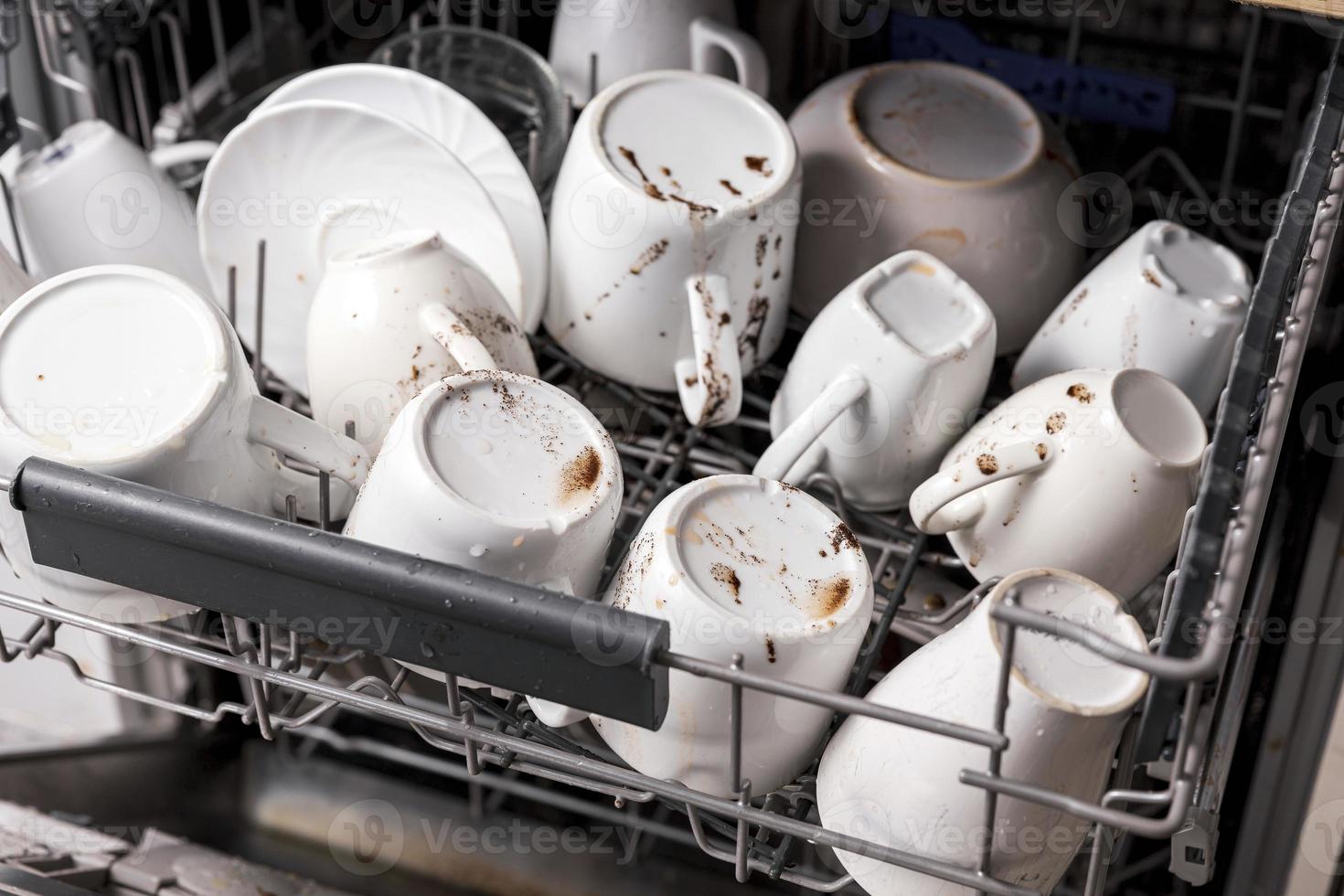 dirty-dishes-in-dishwasher