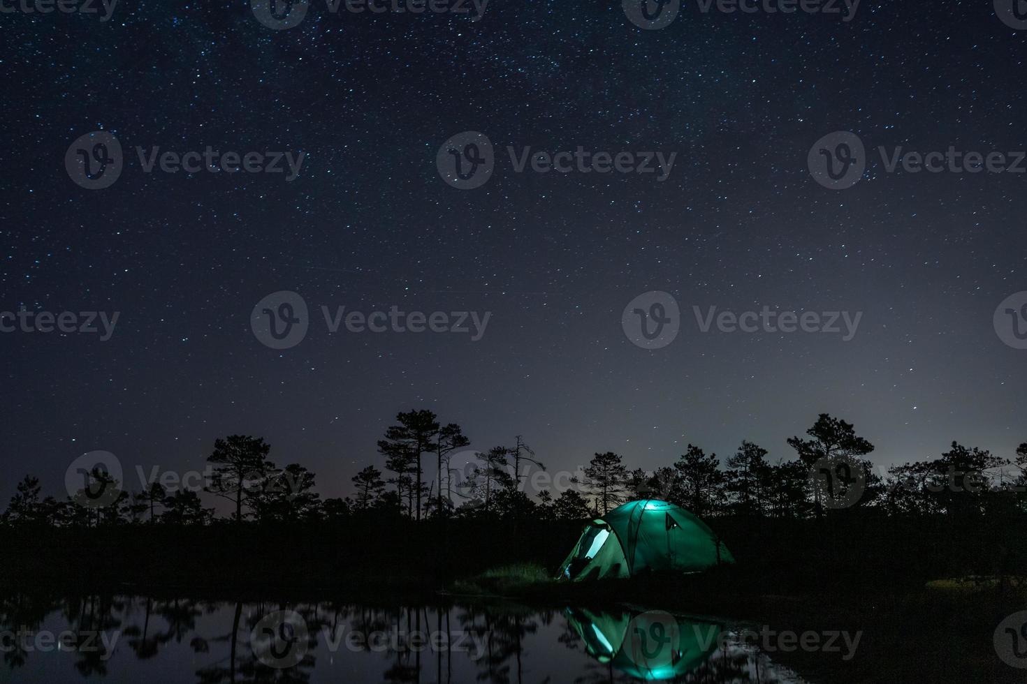 acampar y acampar junto al lago foto