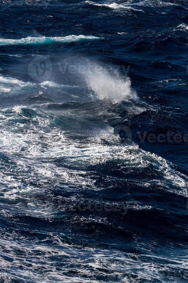 olas en el mar mediterraneo foto
