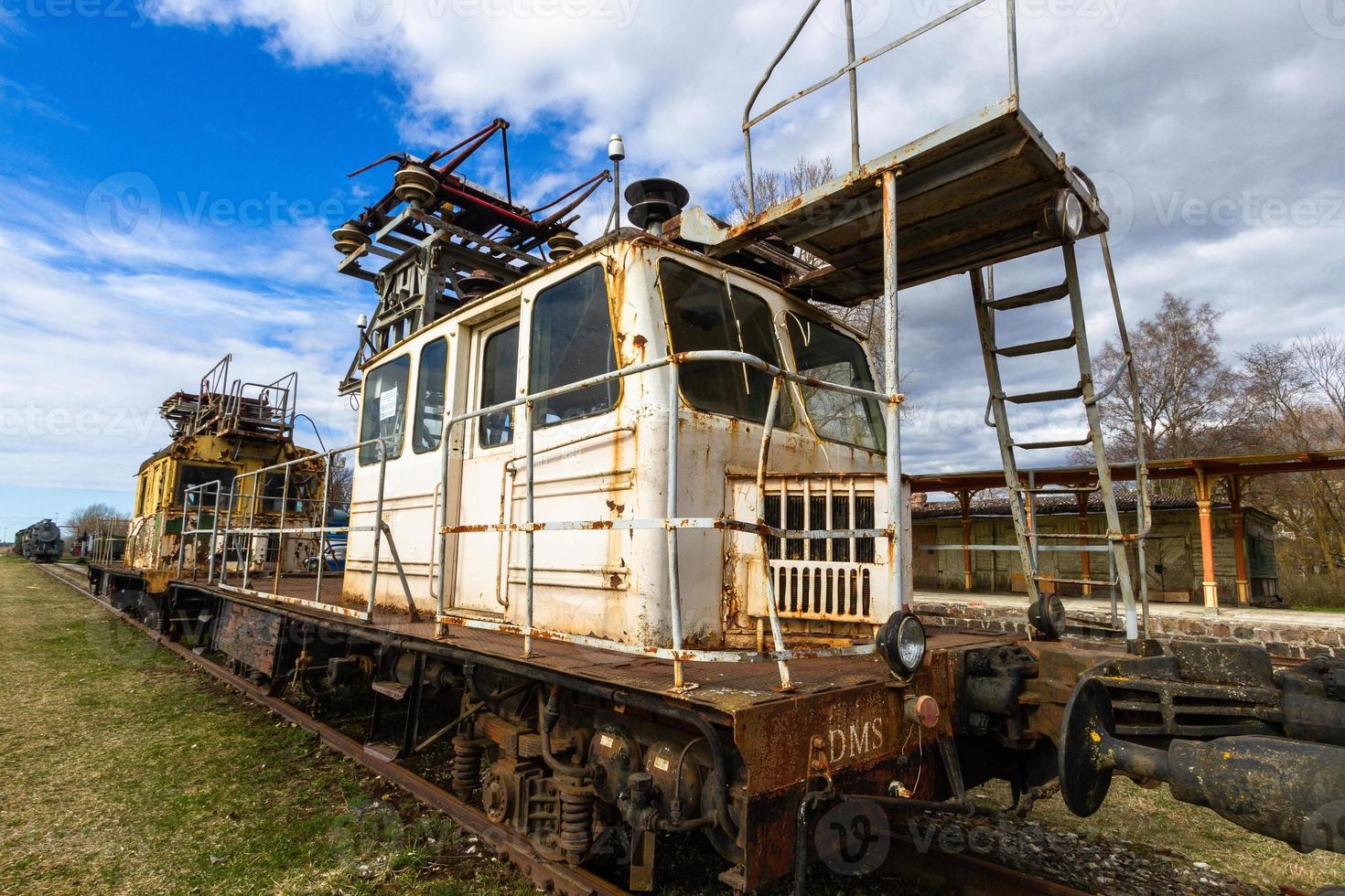 viejos vagones y vías de tren foto