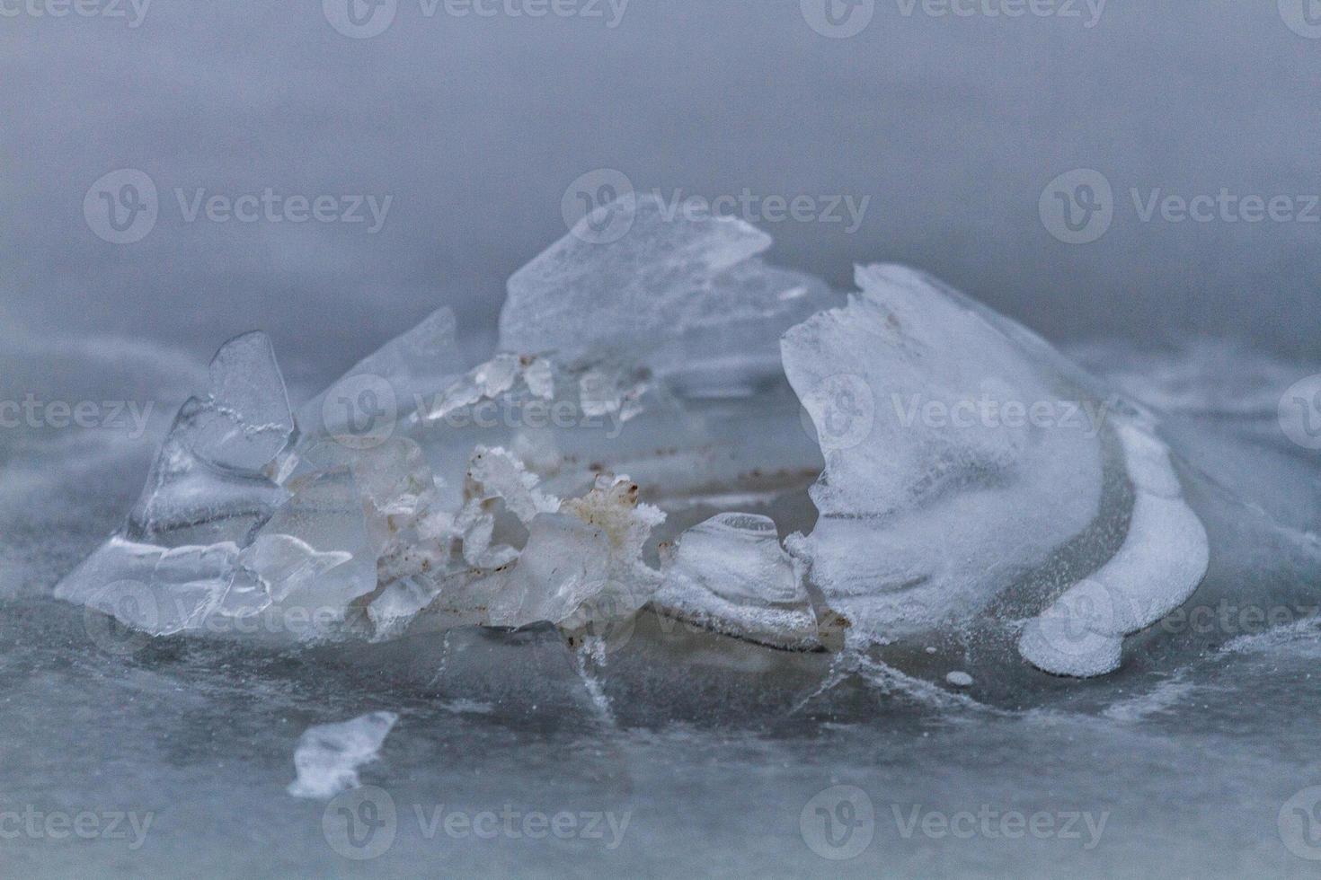 costa del mar báltico con guijarros y hielo al atardecer foto