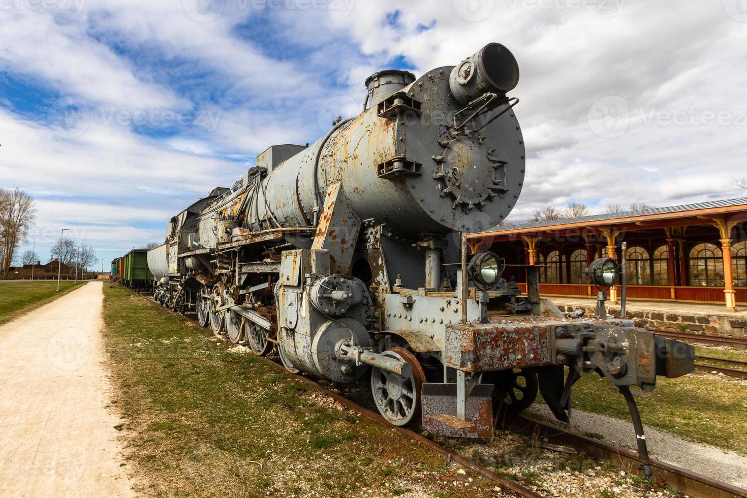 viejos vagones y vías de tren foto