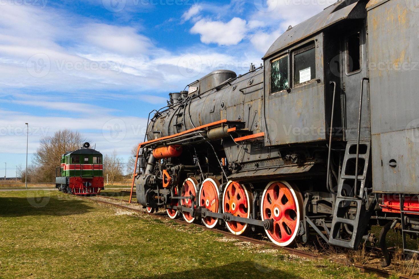 viejos vagones y vías de tren foto