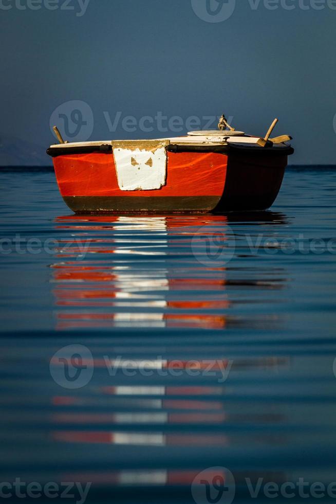 barcos de pescadores tradicionales de grecia foto