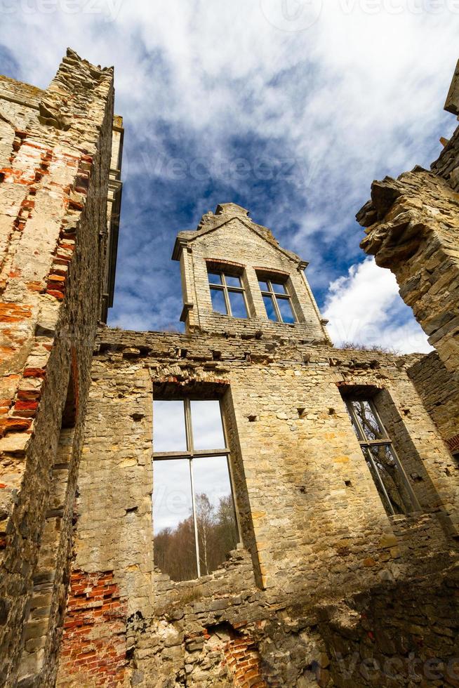 ruinas señoriales en estonia en un día soleado foto