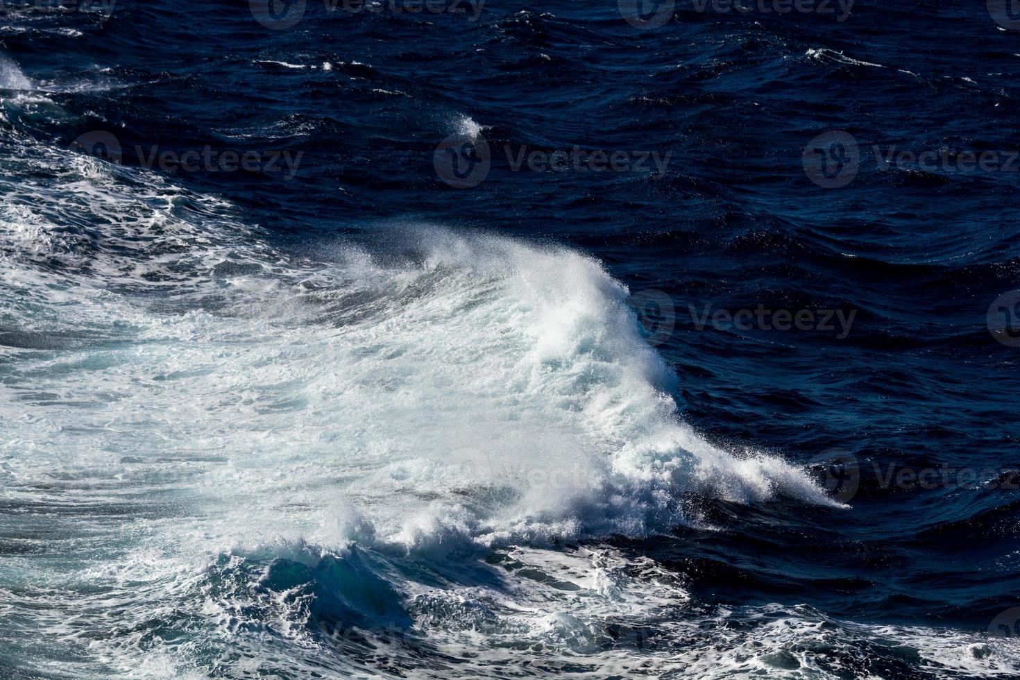 olas en el mar mediterraneo foto