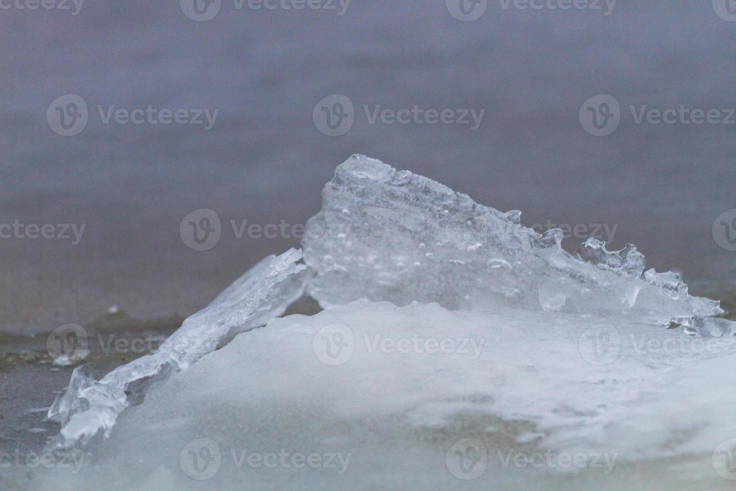 costa del mar báltico con guijarros y hielo al atardecer foto