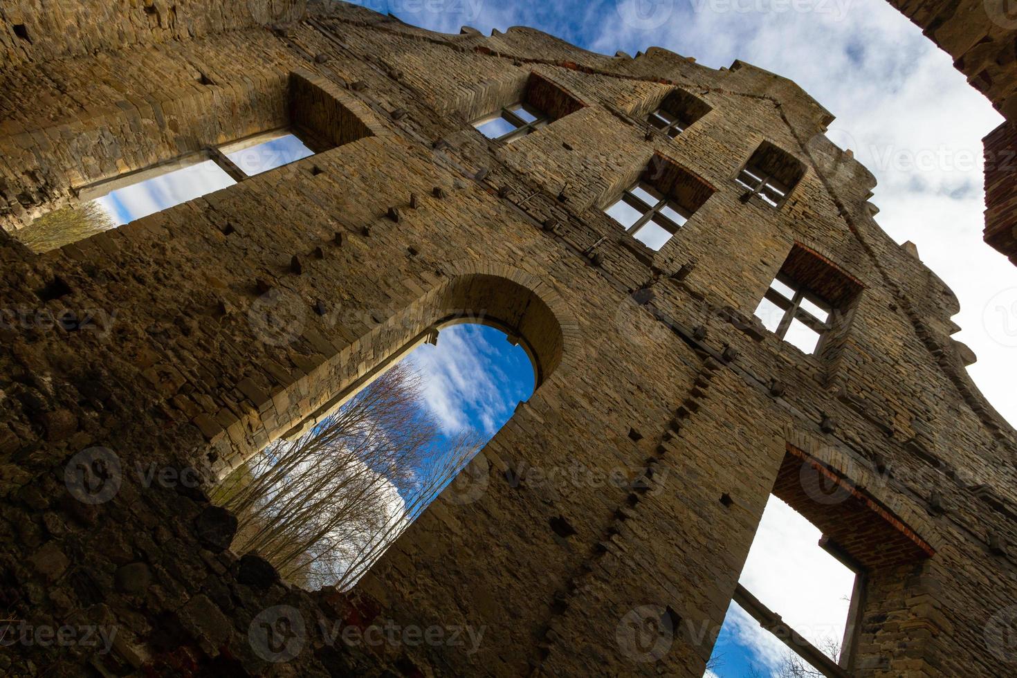 ruinas señoriales en estonia en un día soleado foto