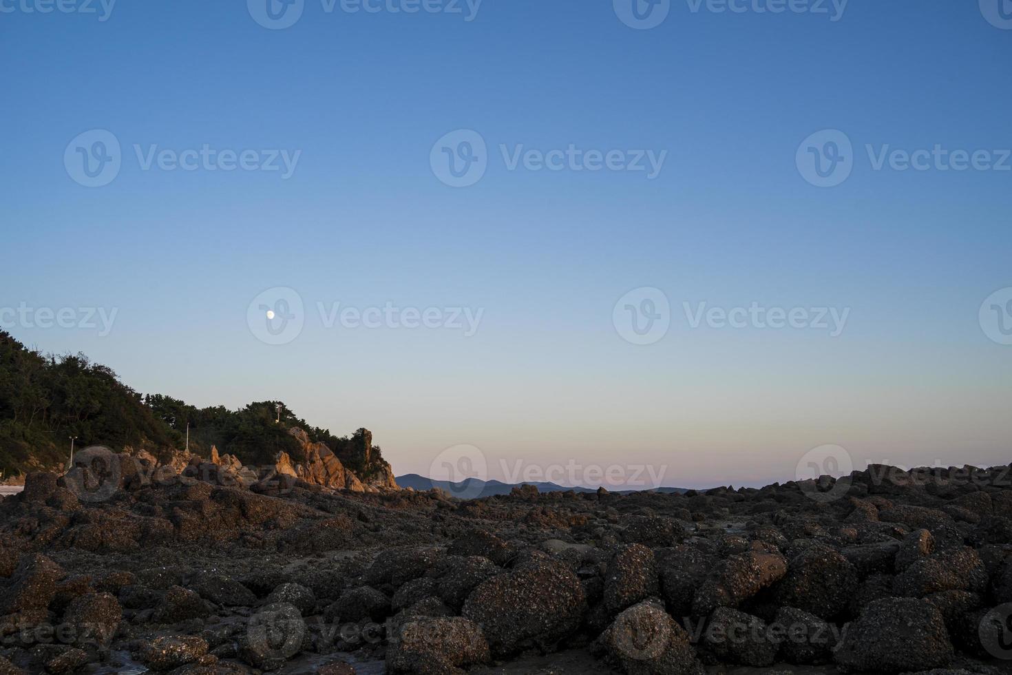 la isla de yeongjongdo, incheon, corea, es famosa por su paisaje de piedra de la roca seonnyeo foto