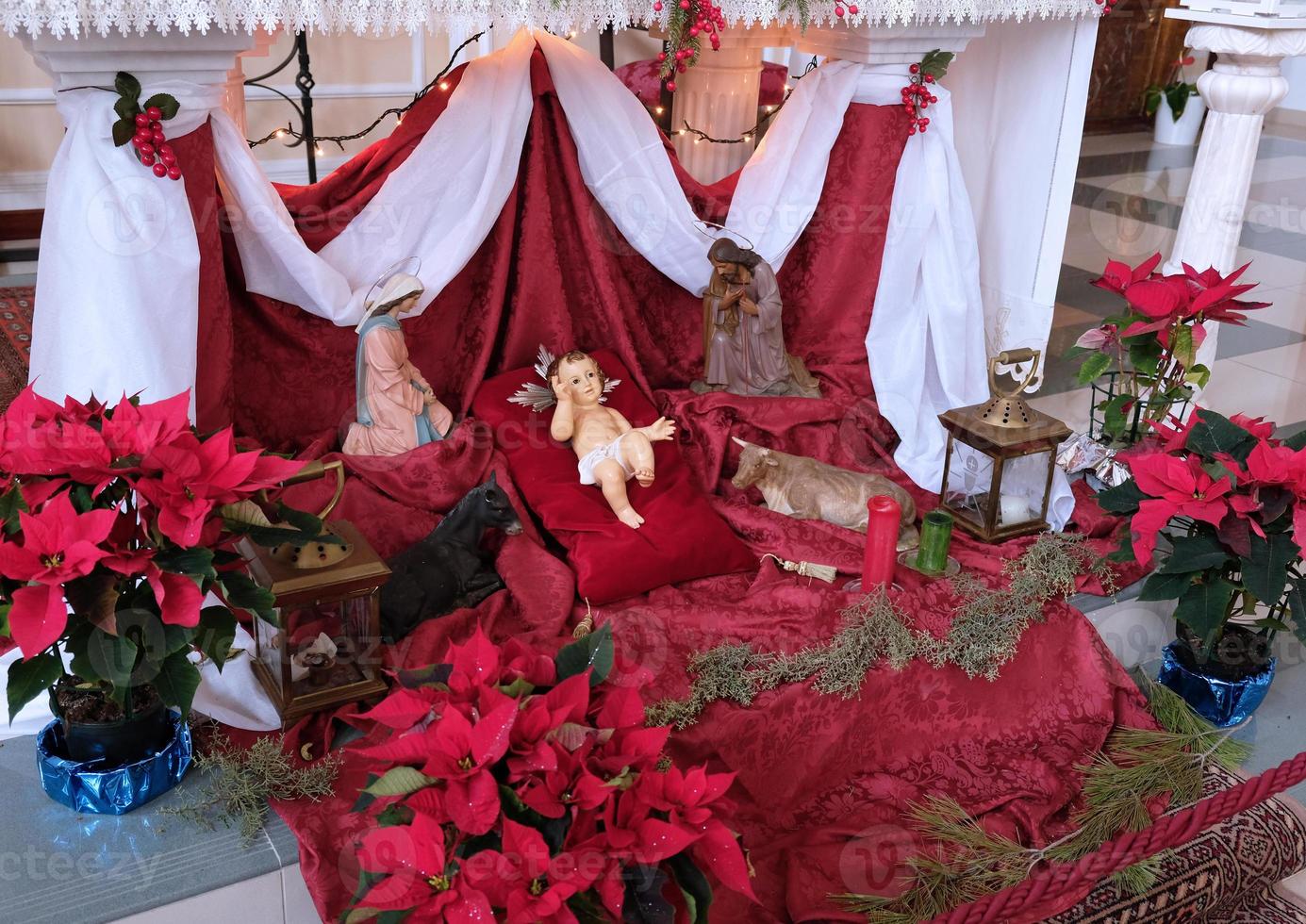 belén con el niño jesús. Elementos del pesebre cristiano católico. decoración en la iglesia. foto