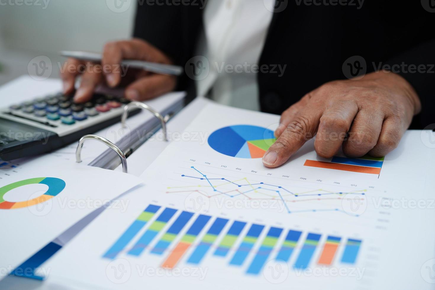 mujer de negocios trabajando y análisis con gráfico estadístico en la oficina. foto