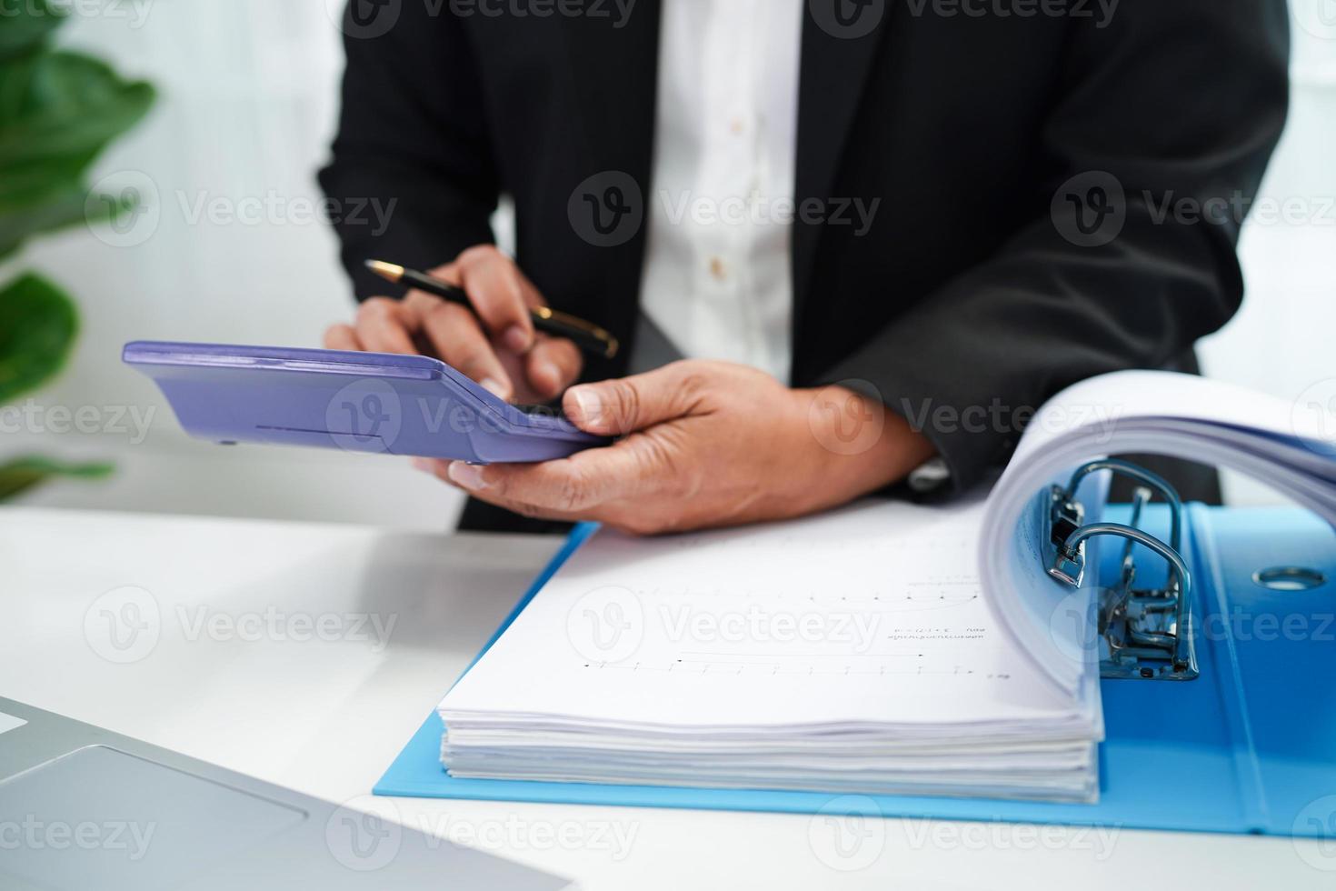 mujer de negocios ocupada trabajando con documentos en la oficina. foto