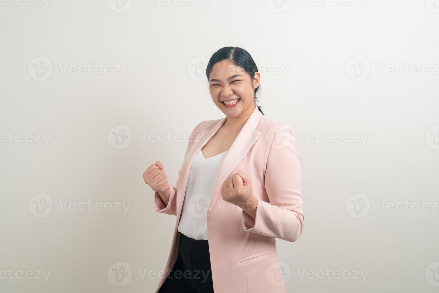 Mujer asiática con acción exitosa con fondo blanco. foto