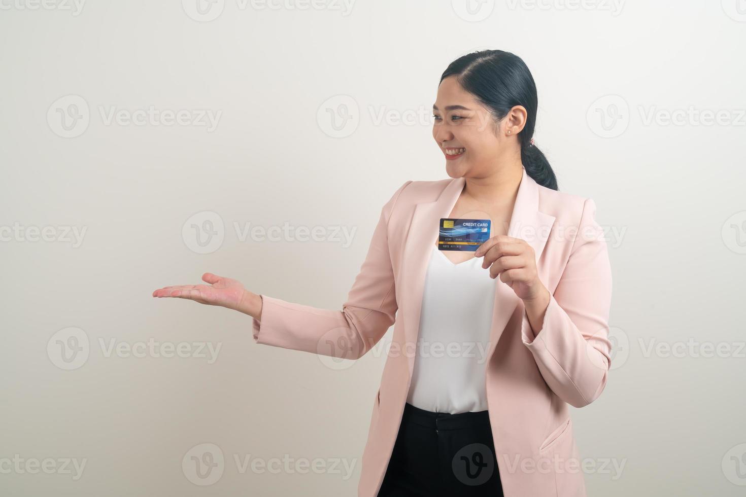 mujer asiática, tenencia, tarjeta de crédito, con, fondo blanco foto