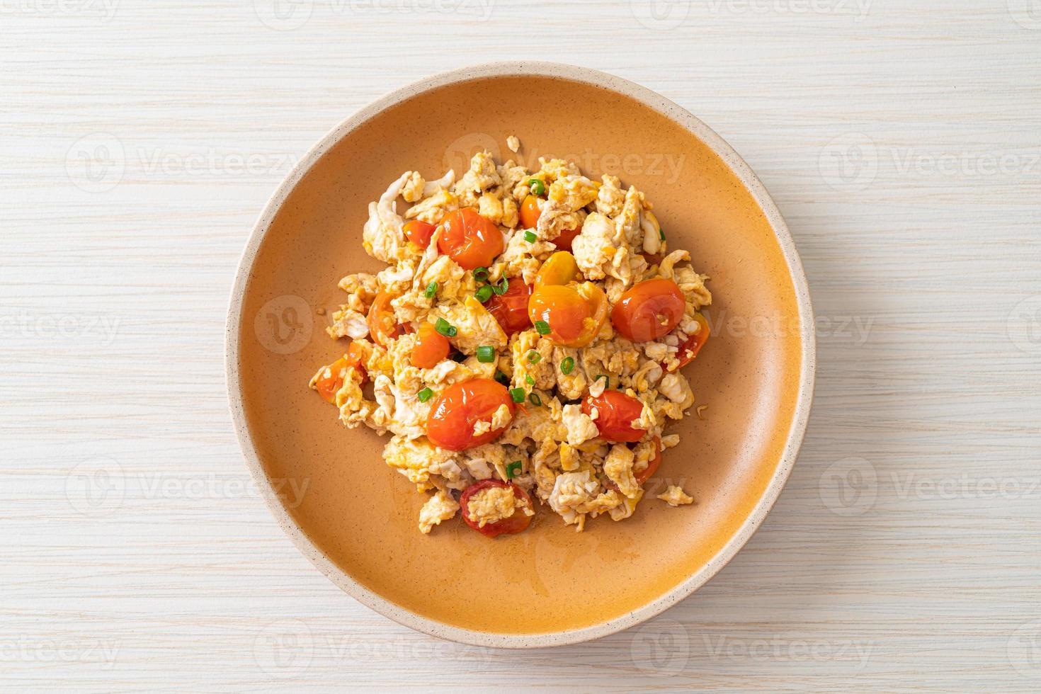 stir-fried tomatoes with egg on plate photo