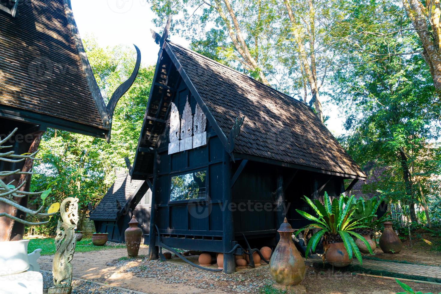 museo de la presa baan o casa negra, uno de los lugares famosos y emblemáticos de chiang rai foto