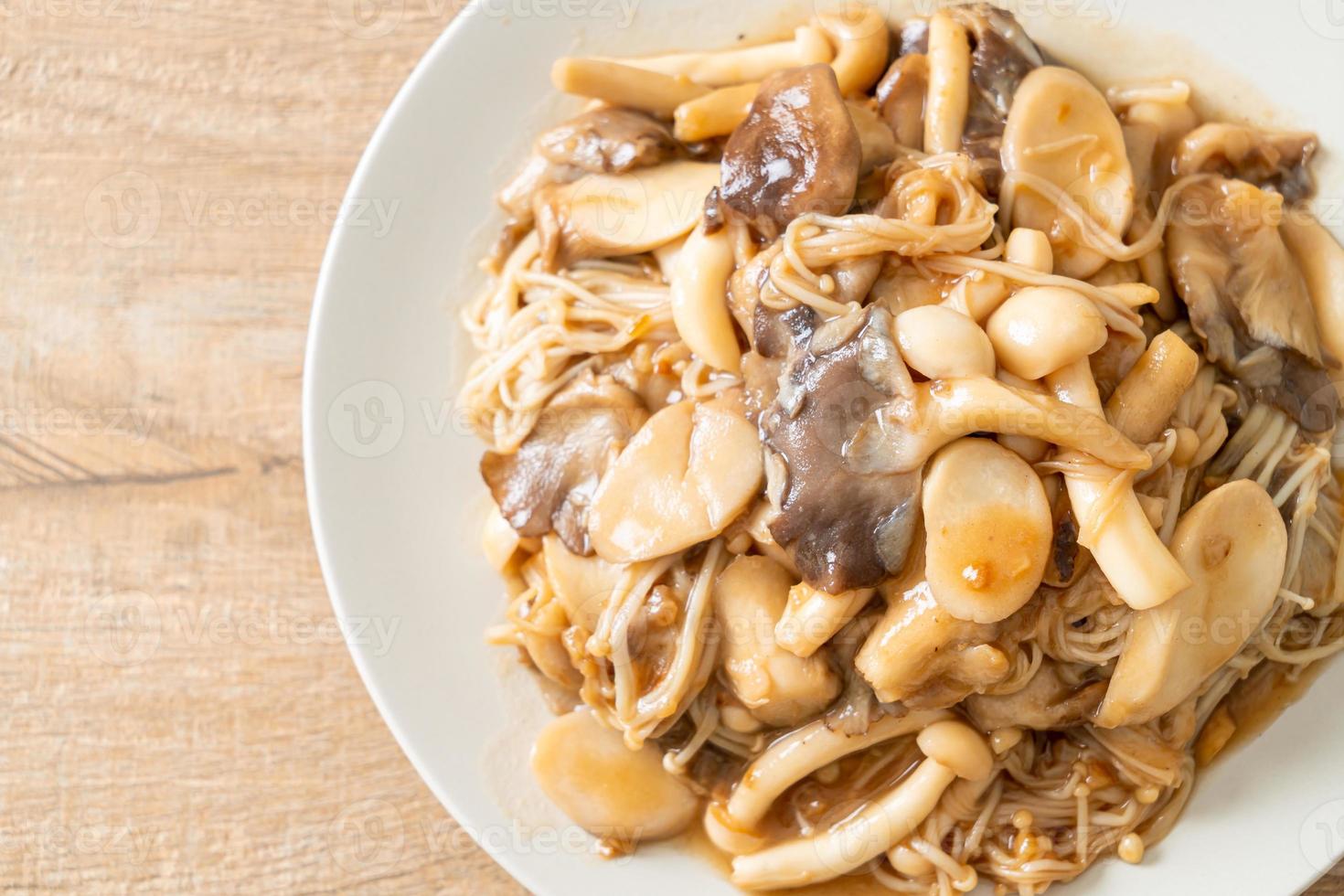 Stir fried mixed mushroom with oyster sauce 15187821 Stock Photo at