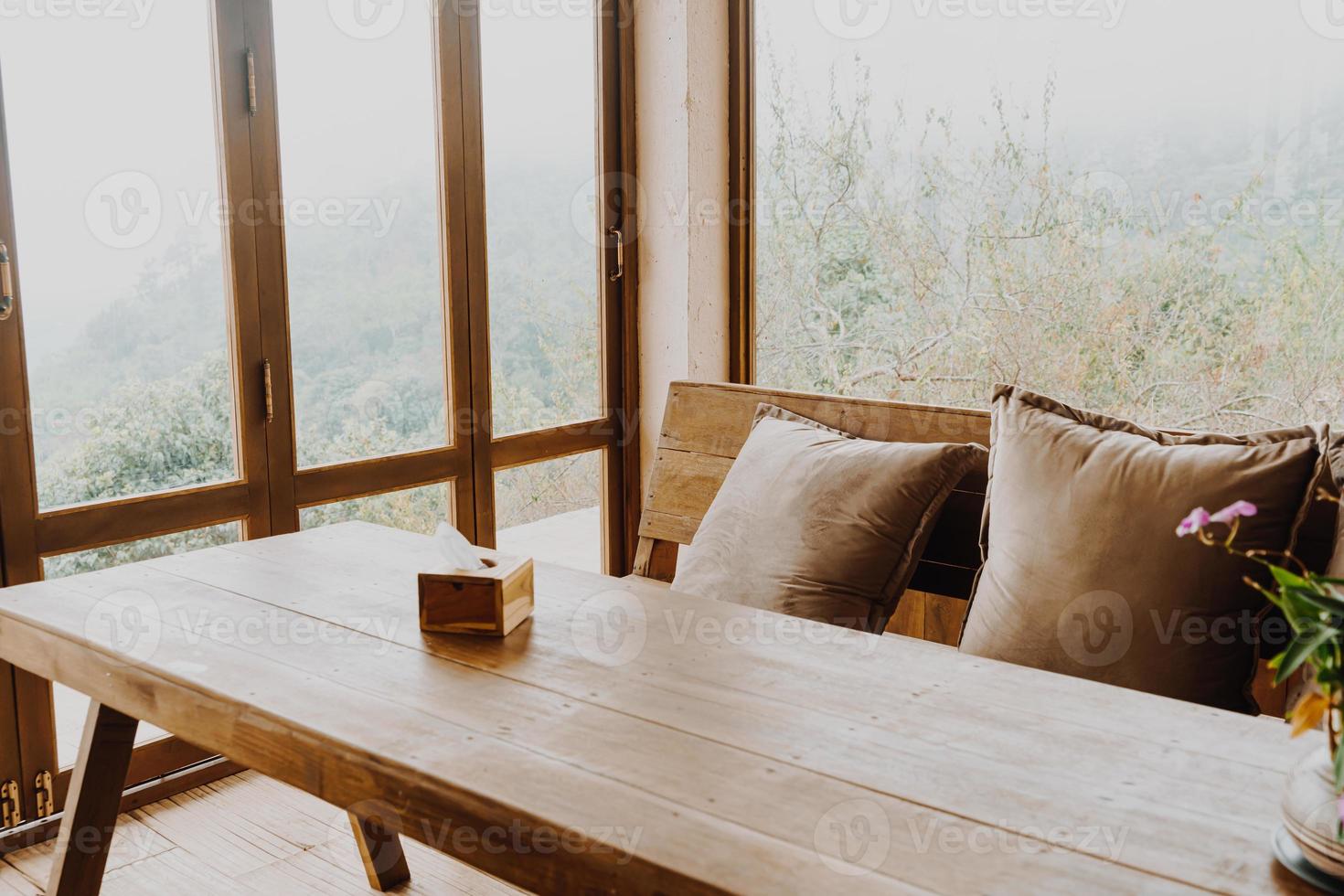 cómodas almohadas en el sofá de madera foto