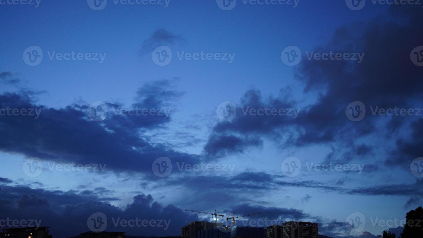 la hermosa vista del cielo del atardecer con las nubes y el cielo azul foto