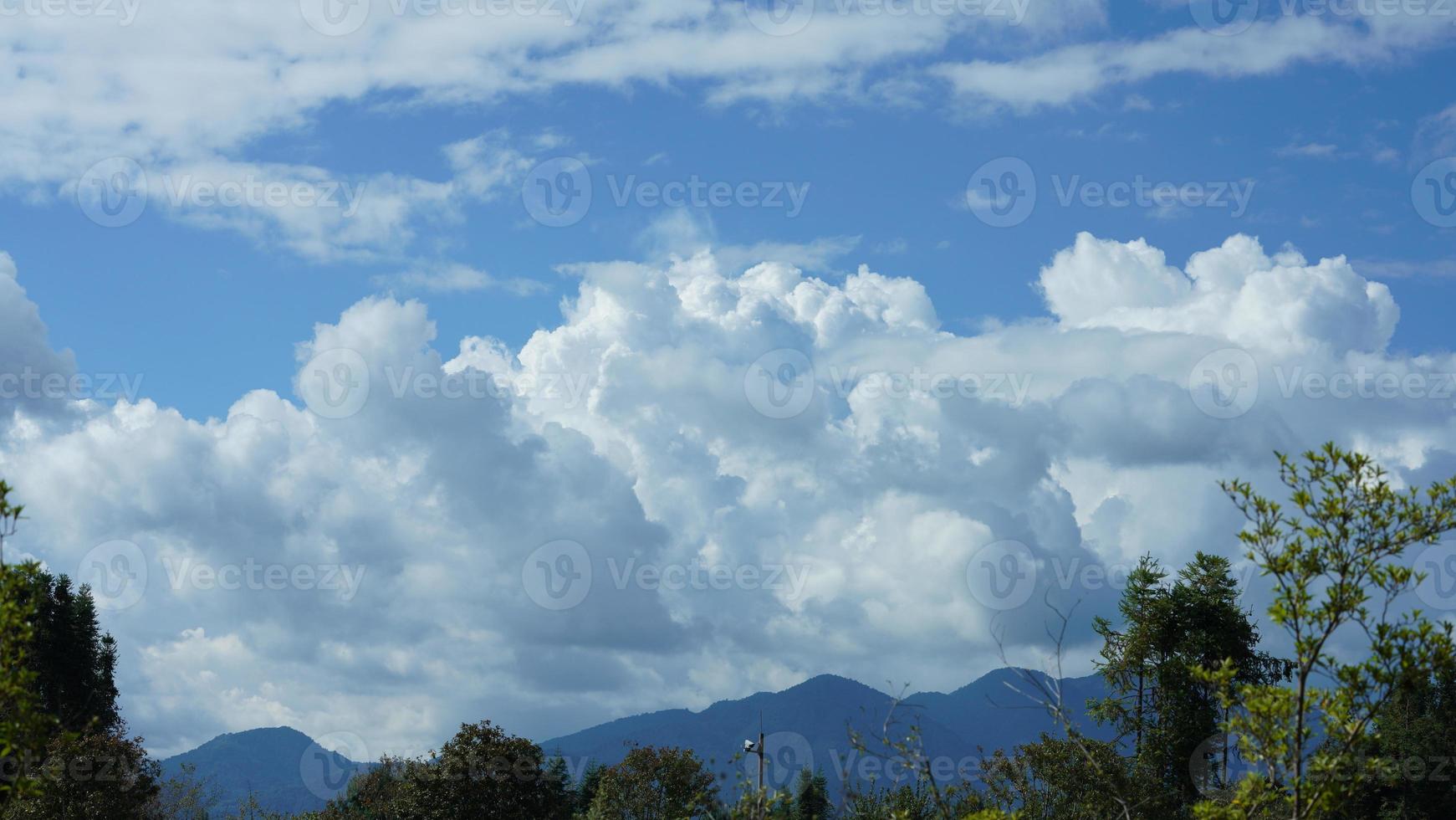 la hermosa vista de las montañas con el cielo nublado y el valle entre ellos foto