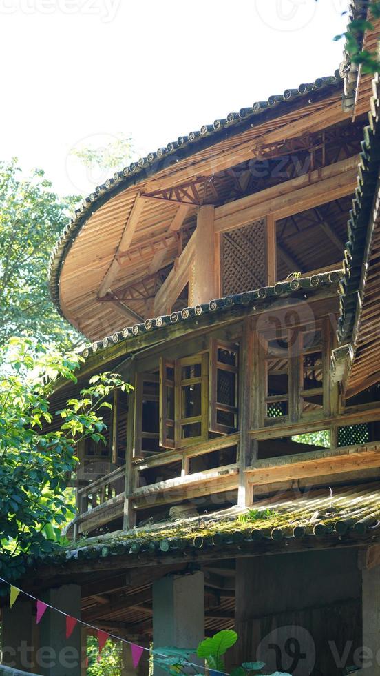 los viejos edificios chinos de madera con las esculturas en ellos foto