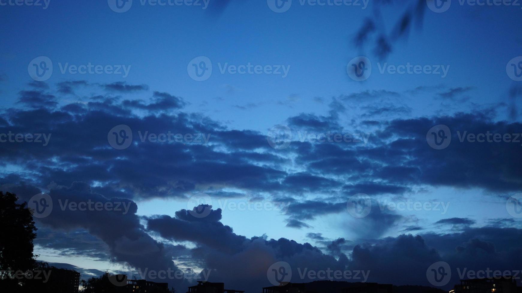 la hermosa vista del cielo del atardecer con las nubes y el cielo azul foto